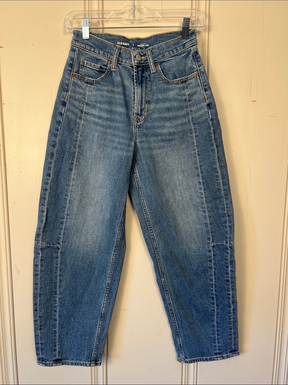 Old Navy High Rise Barrel Leg Jeans Size 0 EUC Medium Wash